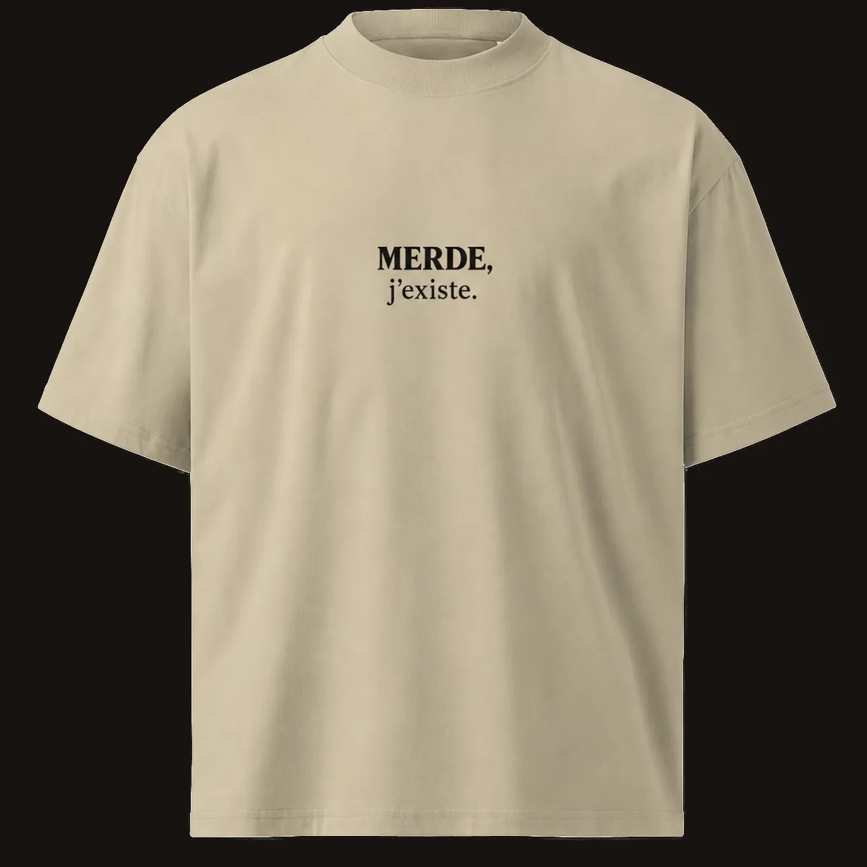 T-shirt beige grège vu de face, floqué « MERDE, j’existe. » en noir profond sur la poitrine.